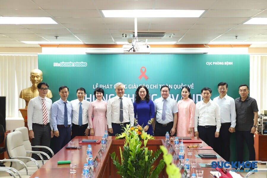 Các đại biểu chụp ảnh lưu niệm tại sự kiện