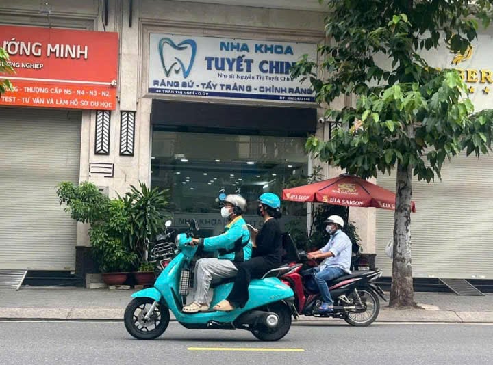 Phòng khám răng hàm mặt nha khoa Tuyết Chinh địa chỉ số 49 Trần Thị Nghỉ. 