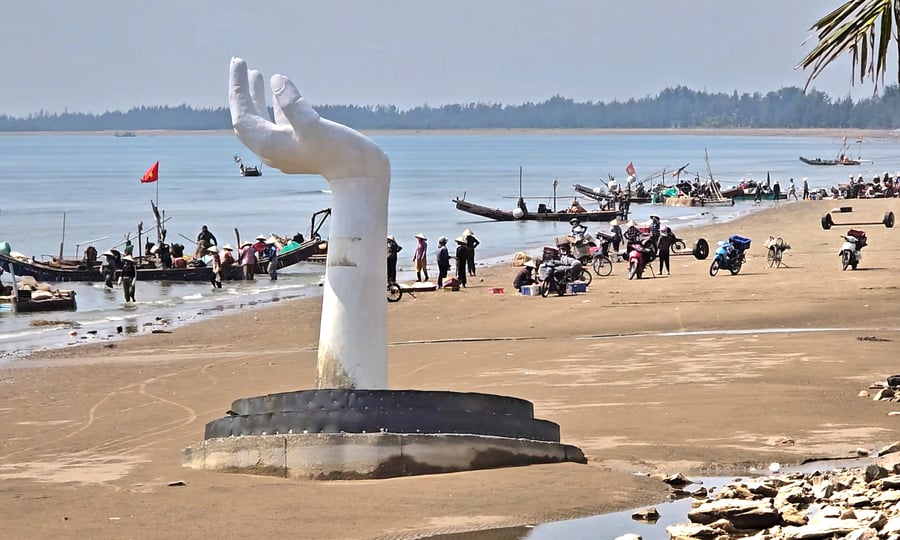 Chính quyền địa phương dự kiến phá dỡ, di dời công trình để đảm bảo an toàn cho người dân và du khách
