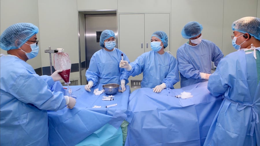 Các bác sĩ bệnh viện Trung ương Huế trong quá trình thực hiện phẫu thuật cho bệnh nhi (Ảnh BVCC)