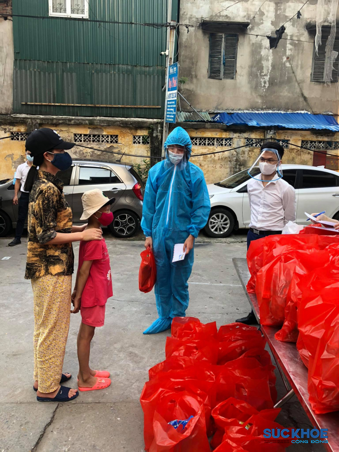 Nhìn những mảnh đời còn thiếu thốn mang trên mình bệnh tật, khiến anh không khỏi nghẹn ngào và xúc động