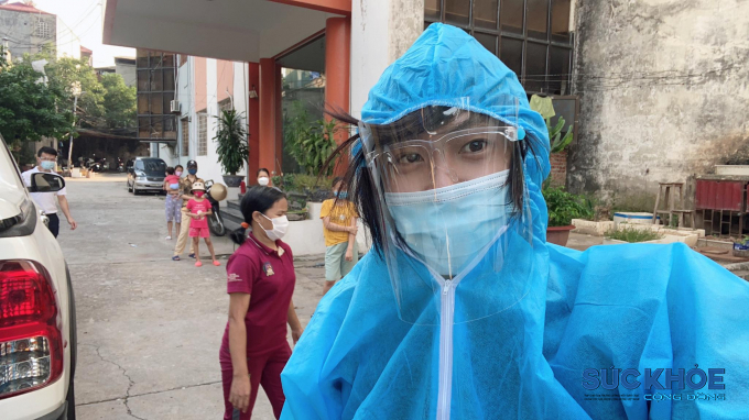 Ảo thuật gia J trong bộ đồ bảo hộ đến trao quà cho những người có hoàn cảnh khó khăn tại Bệnh viện Nhu Trung ương