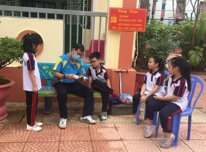 Thầy Toàn dán đế giày cho học sinh