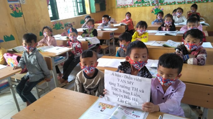 Niềm vui của các bạn học sinh khi đã có khẩu trang vải dùng nhiều lần