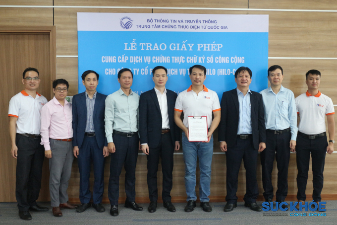 Các lãnh đạo tham dự Lễ trao  Giấy phép cung cấp dịch vụ chứng thực chữ ký số công cộng cho Công ty cổ phần dịch vụ T-VAN HILO