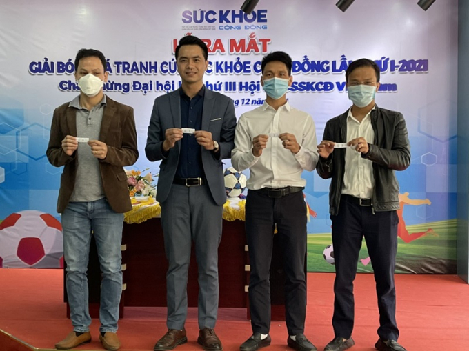 Đại diện các đội bóng tham gia bốc thăm chia bảng.