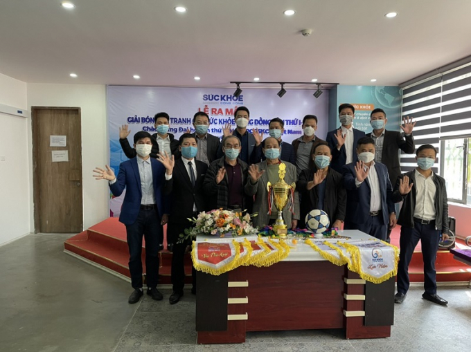 Ban tổ chức và đại diện các đội bóng chụp ảnh lưu niệm.