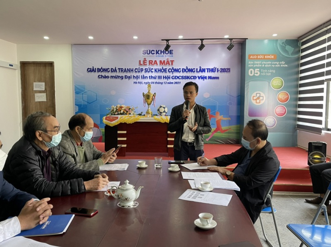 Nhà báo Lê Văn Lĩnh đại diện đội bóng Tạp chí Sức Khỏe Cộng Đồng.