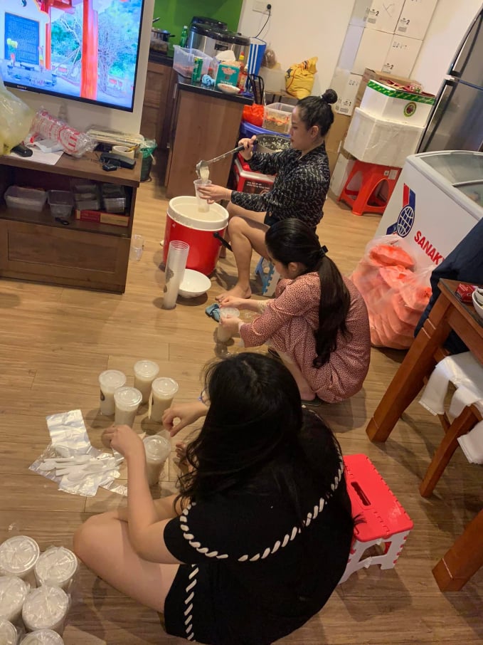 Để có được những suất cơm phát cho người vô gia cư, nhóm Bếp lửa đỏ phải chuẩn bị nấu nướng từ 15h chiều