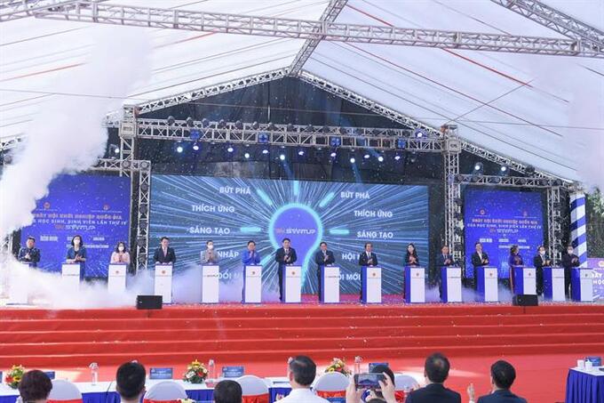 hủ tướng Phạm Minh Chính và lãnh đạo các Ban, Bộ, ngành, địa phương nhấn nút chính thức khai mạc Ngày hội Khởi nghiệp Quốc gia của Học sinh, sinh viên lần thứ IV