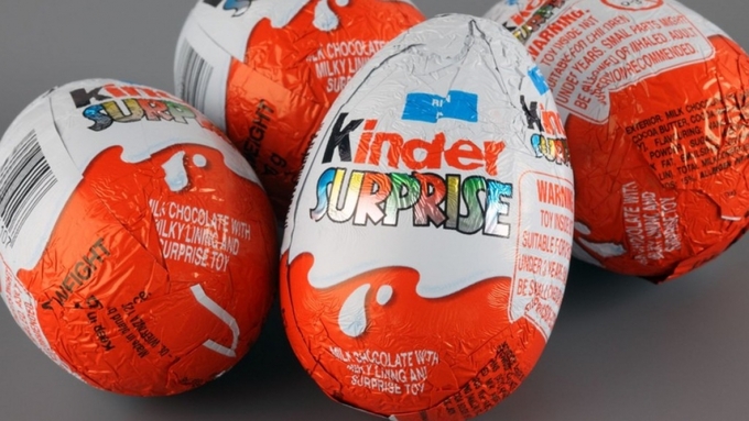 trung-chocolate-kinder-surprise-bi-nghi-nhiem-khuan-salmonella