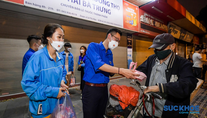 Đích thân anh Nguyễn Đức Duy - Bí thư Đoàn TNCS HCM phường Chương Dương trao những suất cơm nóng hổi cho các bác