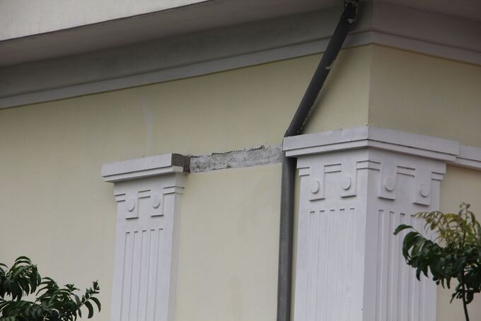 Một vị trí tường sát với phần mái nhà bị hư hỏng