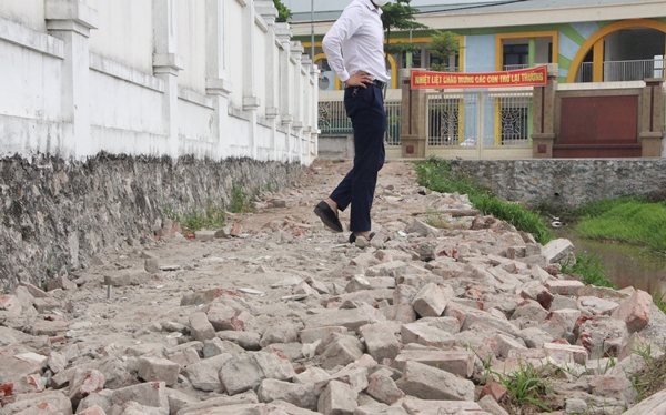 Phụ huynh lo sợ tính mạng trẻ nhỏ trước nhà văn hóa thôn Đống xây tiền tỷ vừa làm đã xuống cấp, vì đối diện nhà văn hóa này là một trường mầm non ở xã Cao Viên