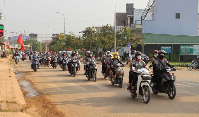 Diễu hành kêu gọi mọi người chung tay đẩy lùi bệnh dại. Ảnh: Báo Long An