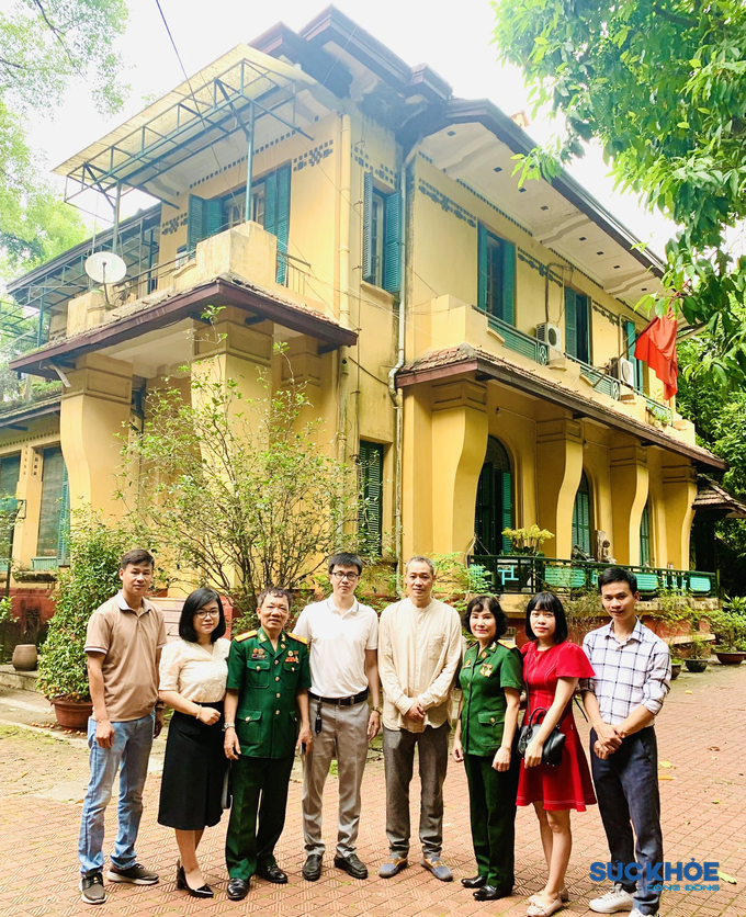 Cựu chiến binh Lê Xuân Chiến và cô Hà Thị Hòa Bình cùng các thế hệ trẻ