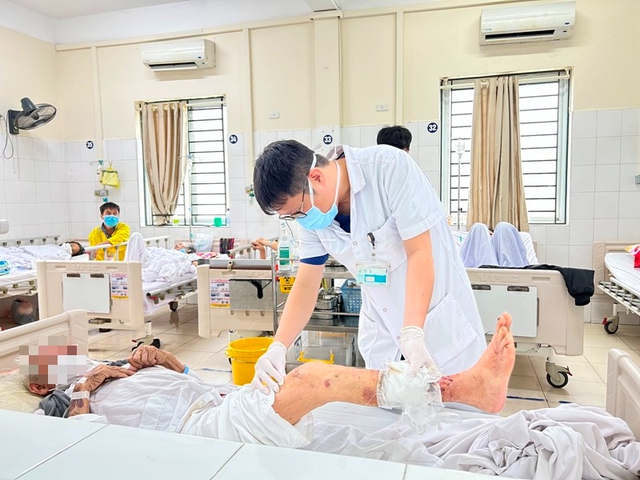 bac-si-tuan-anh-kham-cho-nguoi-benh-2-1651132244285203222225-1651134084086922778050