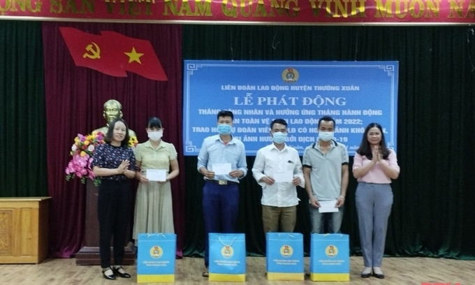 Phó Chủ tịch Thường trực LĐLĐ tỉnh trao quà cho người lao động khó khăn