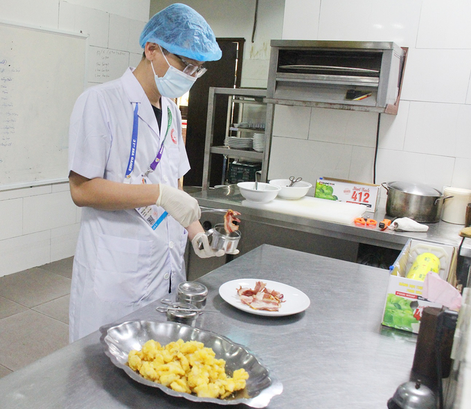 Chi cục An toàn vệ sinh thực phẩm tỉnh xét nghiệm nhanh mẫu thực phẩm trước giờ ăn. Ảnh: BG