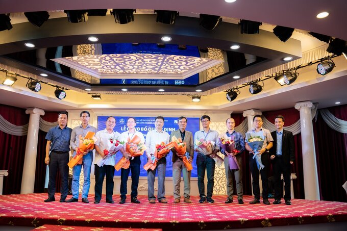 Lãnh đạo Viện Công nghệ và Sức khoẻ tặng hoa tri ân các chuyên gia, nhà khoa học đã có nhiều đóng góp cho hoạt động nghiên cứu khoa học và phát triển công nghệ năm 2022