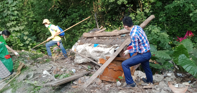 Đích thân Bí thư Đoàn thanh niên phường Chương Dương thu dọn rác thải