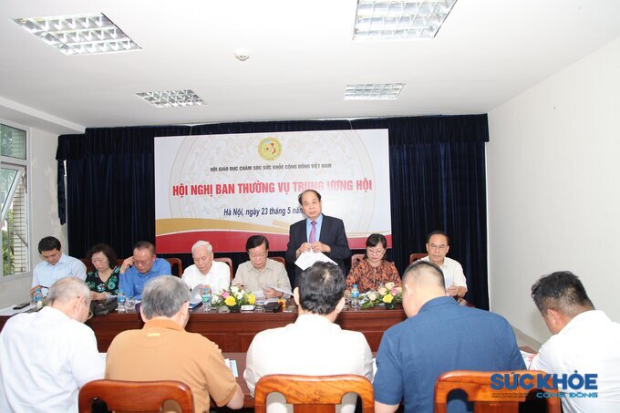 TS. Nguyễn Thiện Trưởng - Phó Chủ tịch Thường trực Hội GDCSSKCĐ báo cáo kết quả hoạt động của thường vụ trong thời gian qua và phương hướng hoạt động trong thời gian tới