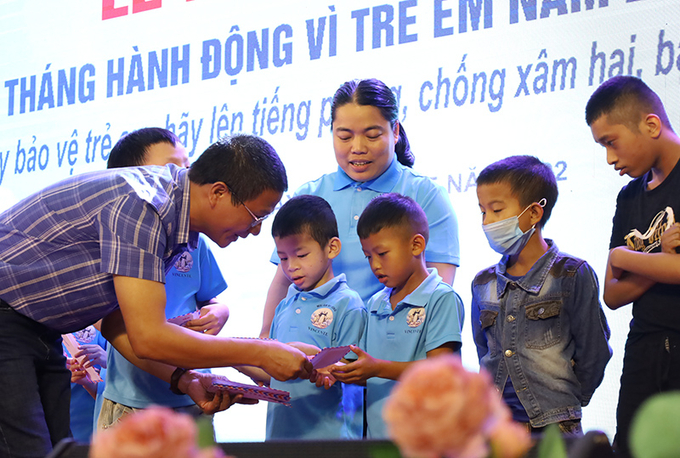 Ban tổ chức trao quà cho trẻ em khó khăn. Ảnh: BQB