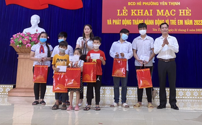 Quỹ Bảo trợ trẻ em thành phố Yên Bái và Quỹ Vì trẻ thơ phường Yên Thịnh trao tặng 8 suất quà cho trẻ em có hoàn cảnh khó khăn trên địa bàn phường. Ảnh: BYB