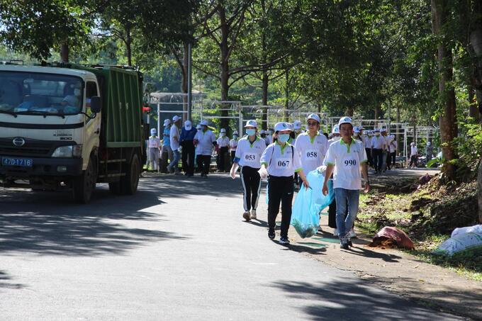 Lực lượng đoàn viên thanh niên ra quân dọn vệ sinh dọc các con đường ở hồ Lắk. Ảnh: BĐL