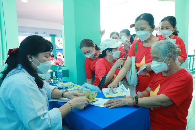 Người cao tuổi khi đến ngày hội sẽ được tư vấn dinh dưỡng, đo đường huyết, huyết áp, thăm khám bệnh. Ảnh: NLĐ