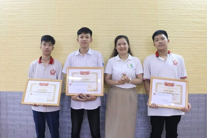 Bí thư Thành đoàn Hải Phòng khen thưởng 3 học sinh dũng cảm cứu người. Ảnh: Thành đoàn Hải Phòng