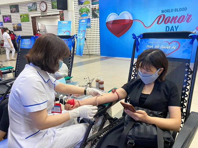 Người dân tham gia hiến máu tại chương trình