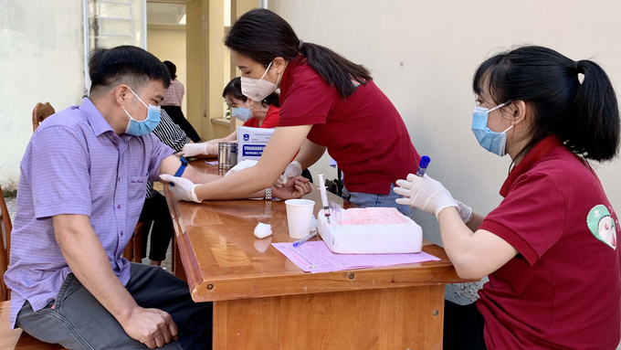 Khám sàng lọc cho người dân trước khi tham gia HMTN. Ảnh: BGL