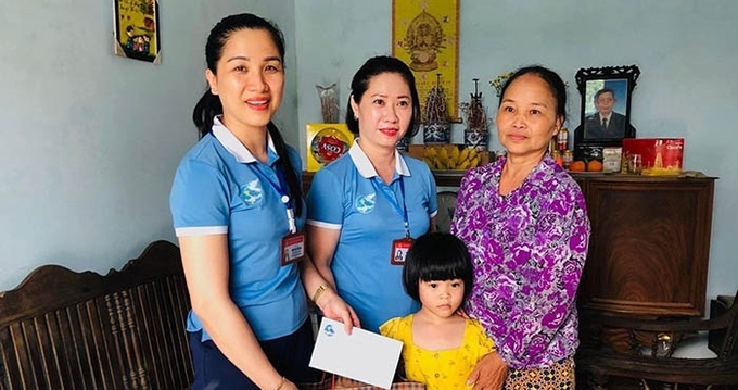 Hội Phụ nữ TP Hải Dương trao quà hỗ trợ cho trẻ được nhận đỡ đầu