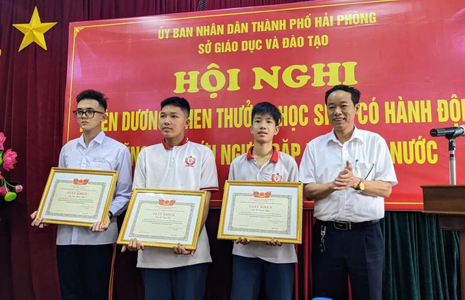 Lãnh đạo ngành Giáo dục và Đào tạo tặng Bằng khen cho 03 em học sinh: Đỗ Đình Phúc, Đỗ Văn Sơn và Vũ Hữu Nam. Ảnh: Haiphong
