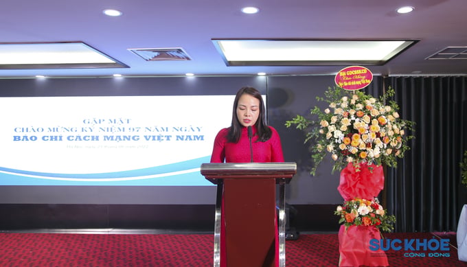 Đồng chí Trần Thị Dần - Uỷ viên Ban Biên tập, Thư ký Chi hội Nhà báo, thay mặt Ban Biên tập, Thư ký Chi hội Nhà báo Tạp chí SKCĐ lên phát biểu và Phát động đợt thi đua năm 2022-2023