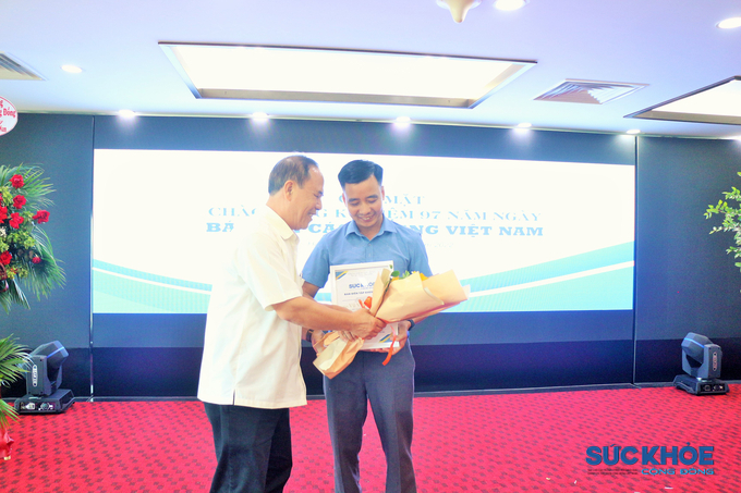 Tổng Biên tập Vương Văn Việt tặng bằng khen và hoa cho Ths. Vũ Văn Chương