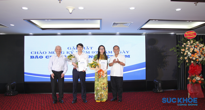 Tuyên dương, khen thưởng tập thể đã có nhiều cống hiến và đạt được thành tích xuất sắc trong thời gian qua