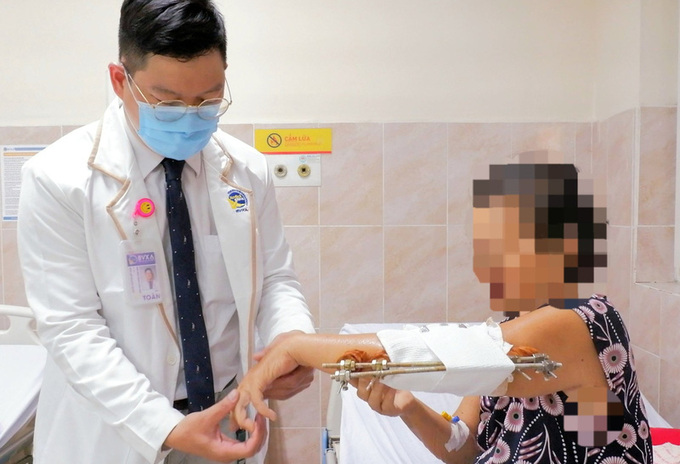 Bác sĩ kiểm tra tình trạng của bệnh nhân sau điều trị. Ảnh: BVCC