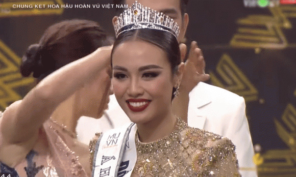 Huỳnh Phạm Thủy Tiên nhận vương miện Á hậu 2