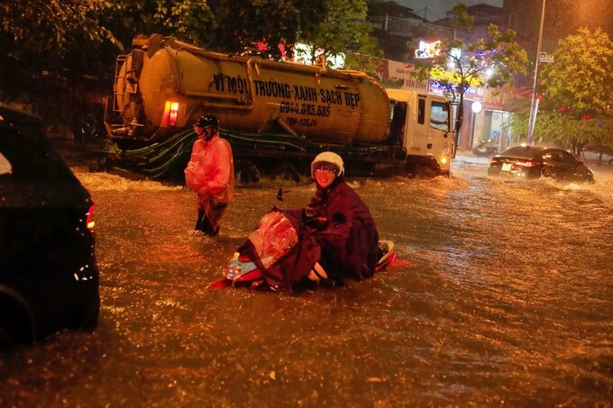 Người dân khổ sở cùng chiếc xe chết máy