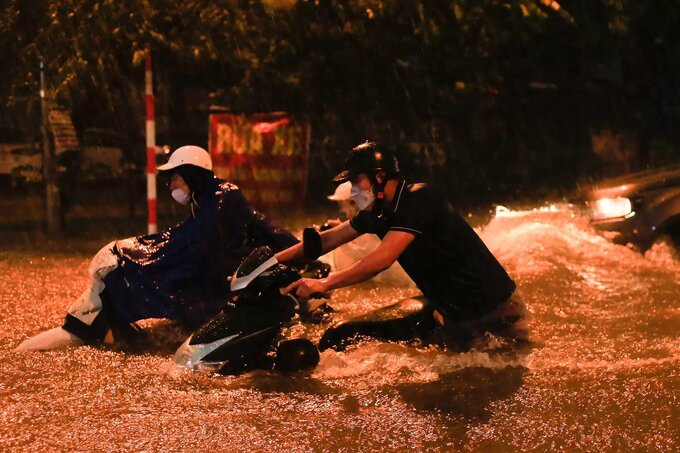 Có những đoạn đường ngập ngang người