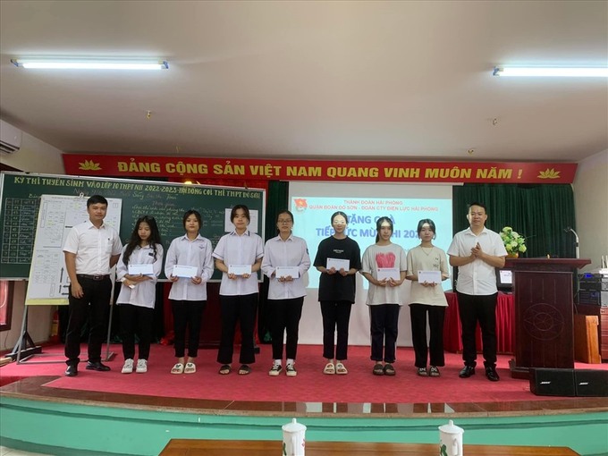 Quận đoàn Đồ Sơn phối hợp với Đoàn thanh niên Điện lực Hải Phòng tổ chức tặng 10 suất quà cho thí sinh hoàn cảnh khó khăn dự kì thi tốt nghiệp THPT quốc gia. Ảnh: Thành đoàn Hải Phòng