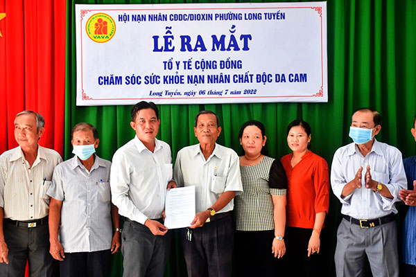 Phó Chủ tịch UBND phường Long Tuyền, trao quyết định thành lập tổ y tế cộng đồng. Ảnh: BCT