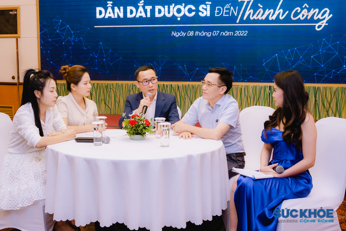 Ông Vũ Thế Anh - CEO công ty CP Tập đoàn Y học 4 Clover trả lời các câu hỏi của dược sĩ.