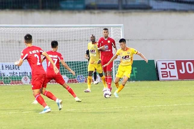 Đông Á Thanh Hoá (áo vàng) gặp nhiều khó khăn trước lối chơi khó chịu của Nam Định