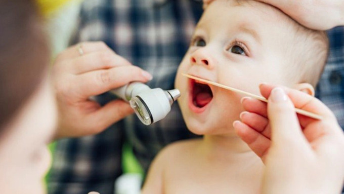 Trẻ bị tay chân miệng thể nhẹ có thể theo dõi, điều trị tại nhà. Ảnh minh họa: Newfolks.
