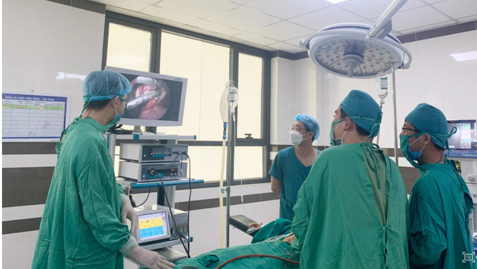 Các bác sĩ tiến hành phẫu thuật điều trị cho bệnh nhi. Ảnh: BVCC