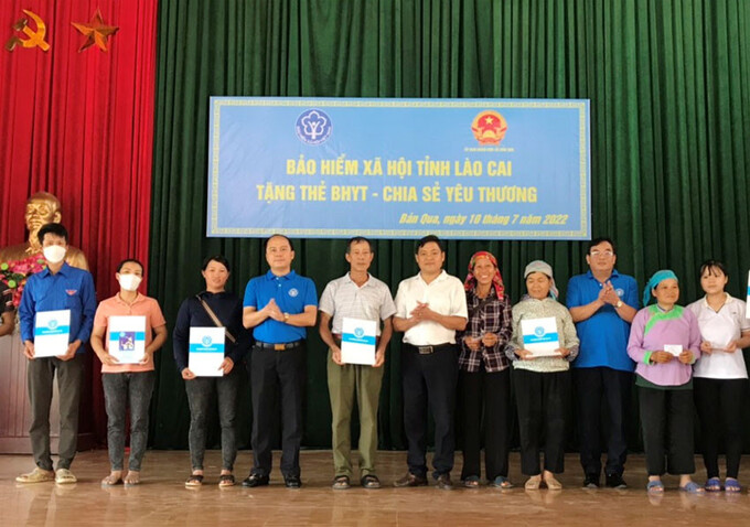 Tặng thẻ BHYT tại xã Bản Qua, huyện Bát Xát. Ảnh: BLC