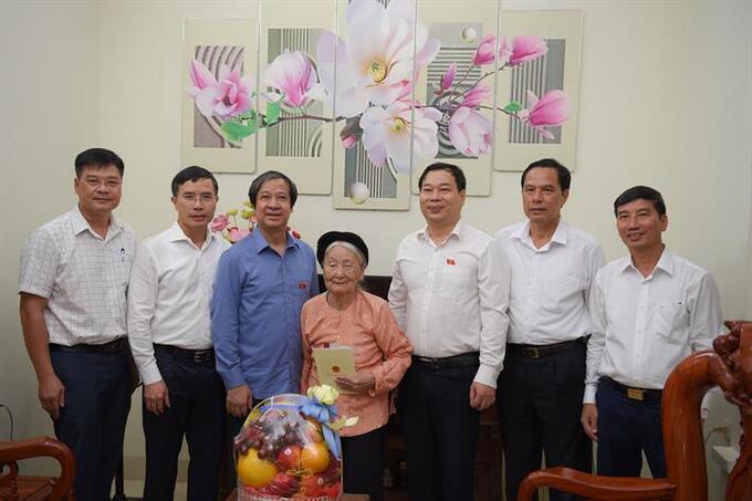 Bộ trưởng Nguyễn Kim Sơn cùng các đại biểu Quốc hội TP Hà Nội, đơn vị bầu cử số 6 tặng quà Mẹ Việt Nam anh hùng Nguyễn Thị Cứu